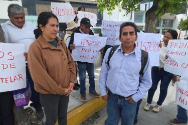Familiares y allegados de Miguel Ángel N. sostienen carteles para exigir justicia y revisar su situación jurídica frente al Congreso de Hidalgo.