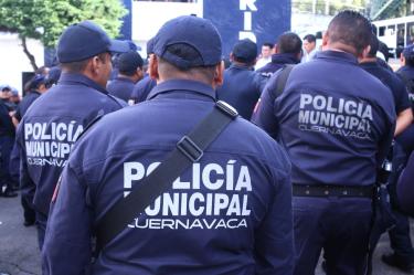 Al menos 385 policías municipales del turno matutino suspendieron labores y concentraron patrullas y motos en su cuartel.