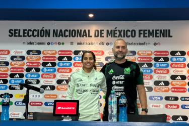 Kenti Robles y Pedro López antes de enfrentar a Jamaica en amistoso.