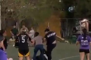 Un video que circula en redes sociales muestra el momento en el que la mujer, identificada como Janeth “N”, propinó un derechazo al rostro de la joven, quien soltó su premio debido al impacto.