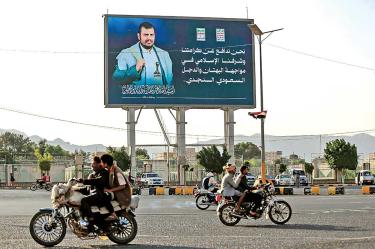 Valla publicitaria con la imagen del líder hutí Abdul Malik al-Houthi en Saná, la capital yemení.