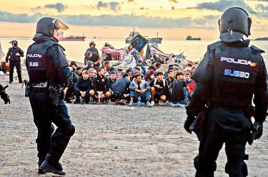 Migrantes marroquíes custodiados por autoridades españolas en Ceuta.