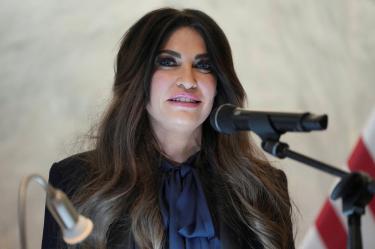 La administración de Donald Trump solicitó la renuncia de Kimberly Guilfoyle como embajadora en Grecia en medio de una investigación por presuntas irregularidades.