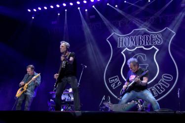 Hombres G en la edición número 17 del Festival Vive Latino, en el Foro Sol (2017).