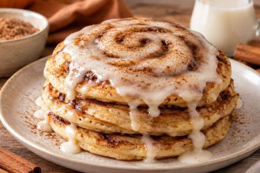 Cambia los tradicionales hot cakes por esta versión sabor rol de canela
