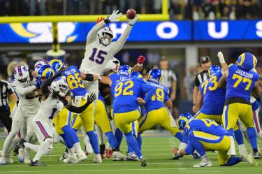 El linebacker Greg Rousseau (15) bloquea la patada de Harrison Mevis (92) que a la postre sentenció la derrota de Los Angeles Rams.