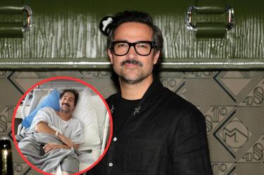 Alfonso Herrera con lentes y ropa negra, junto a un recuadro circular donde aparece hospitalizado tras cirugía de rodilla.