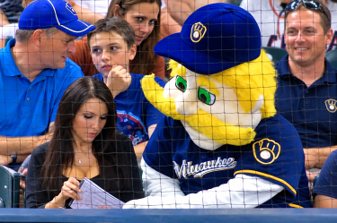 Amy Williams, conocida como ‘Front Row Amy’, sigue a los Cerveceros desde la primera fila detrás de home en el American Family Field.