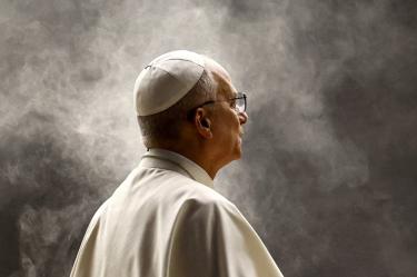 El papa descansa en su habitación del hospital tras despertar con normalidad de la cirugía.
