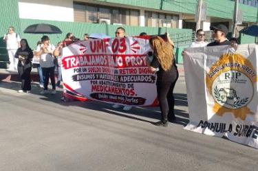 La manifestación antecede a la consulta sobre la revisión contractual, que contempla una propuesta de incremento global del 6.8% (2.9% directo al salario).