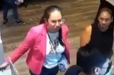 En el video, de tan sólo unos instantes de duración, se ve que la mujer espera el momento adecuado para tomar las gafas y esconderlas a la altura de su espalda baja