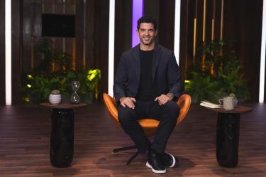 Oso Trava suele platicar con empresarios en su podcast.