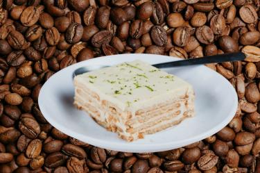 Carlota de café con galletas.