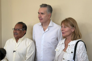 Andrés Mijes, Waldo Fernández y Tatiana Clouthier exigieron a Morena reconsiderar la posible candidatura de Clara Luz Flores a la gubernatura de Nuevo León.