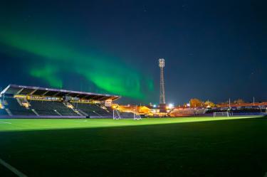 Aurora boreal ilumina el cielo en Bodo una noche antes del Bodo/GLimt Vs Borussia Dortmund de Champions League.