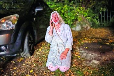 Una mujer fue herida ayer durante un ataque con misiles rusos a un edificio de apartamentos en Kiev.