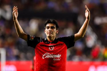 Gilberto Mora, de 1.68 metros, debutó en la Liga MX el 18 de Agosto de 2024 frente a Santos.