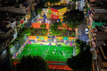 Las obras abarcaron dos kilómetros de la avenida Arroyo La Armella, donde se colocaron 500 luminarias para brindar iluminación eficiente