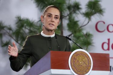 Claudia Sheinbaum dando un discurso desde el atril con el escudo de México durante un evento sobre reforestación y Sembrando Vida