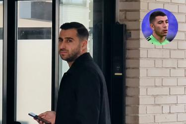 Tarek Sebiat, representante de Erik Lira, se presentó en las instalaciones del Valencia