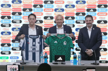 Enrique Nieto, vicepresidente de selecciones FMF, Pedro Esquivel, presidente de administración del Club Monterrey, y Duilio Davino, director de selecciones varoniles FMF.