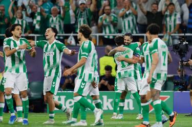 El Betis se impuso 3-2 al Porto, donde los aficionados verdiblancos hicieron "hervir" al Estadio La Cartuja, duelo correspondiente a la Fase Liga de la jornada 2 de la Champions League