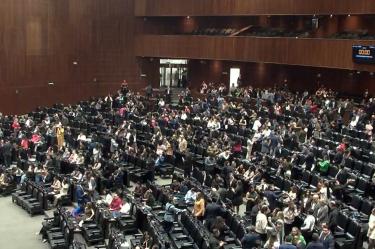 Tras su aval en lo general, arrancó en el Salón de Plenos la discusión de las reservas a diversos artículos, con más de 200 oradores en lista.