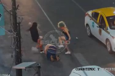 Mujeres golpean a roban a un hombre en Monterrey
