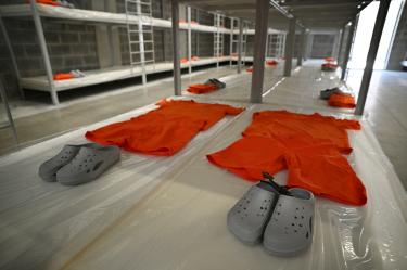 Los presos llevarán uniformes naranja y solo tendrán una hora de sol al día.