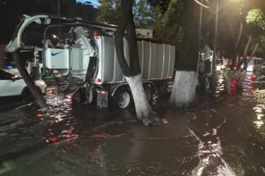 Calzada de Tlalpan a la altura del Centro Histórico de Tlalpan se inundó, trabajadores de Segiagua achicaron el encharcamiento con un camión hidroneumático.