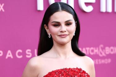 Selena Gomez deslumbra en la alfombra roja de su gala benéfica anual Rare Impact Fund