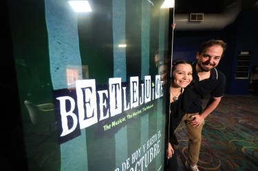RYAN STAJMIGER, actor que interpreta a Beetlejuice y con LEIANNA WEAVER actriz que interpreta a Lydia