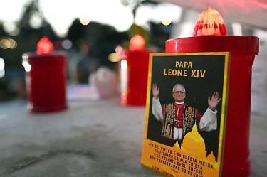 Veladoras con la imagen de León XIV dejadas por los fieles a las afueras del Hospital Gemelli.