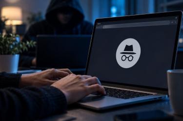 Persona usando laptop con símbolo del modo incógnito de Google Chrome y figura encapuchada frente a otra computadora al fondo.