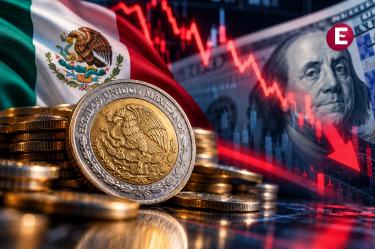 Monedas de peso mexicano frente a un billete de 100 dólares, con la bandera de México y una gráfica bursátil descendente que representa la depreciación del peso frente al dólar.