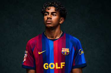 Lamine Yamal mostró la camiseta especial que utilizará el Barcelona ante el Real Madrid el próximo 25 de octubre.