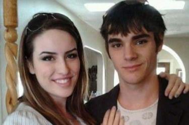 RJ Mitte y su exnovia Saint Sasha posan abrazados y sonrientes en el interior de una casa durante su relación.