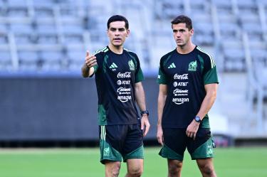 Rafael Márquez observó el entrenamiento de los Tigres y conversó con Víctor Manuel Vucetich durante su visita a Monterrey.