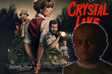 Póster de Crystal Lake con Pamela Voorhees sosteniendo un cuchillo, policías, un campamento y el joven Jason en primer plano.