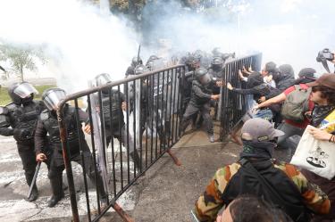 Policías antidisturbios repliegan a manifestantes con vallas metálicas y gas durante la protesta por agua en Jalisco.