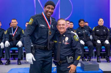 Amar'e Stoudemire, ala-pivot que jugó en la NBA y desde este año es miembro del Salón de la Fama, se graduó con honores en la escuela de formación policial.
