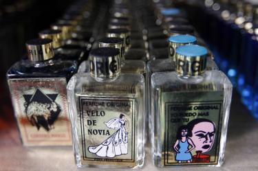 PUEBLA, PUEBLA, 30DICIEMBRE2013.- Continúa la comercialización de amuletos y artículos esotéricos en vísperas del año nuevo. Los principales productos que se encuentran a la venta son veladoras, borregos y la figura del caballo, que representa el 2014 en el calendario chino. FOTO: HILDA RÍOS /CUARTOSCURO.COM