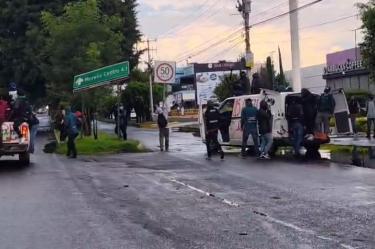 Los manifestantes rompieron cristales de paradas de autobús, aparadores de comercios y derribaron señalética vial para usarla como proyectiles.