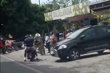 De acuerdo con testigos, dos sujetos llegaron hasta la dulcería y atacaron a la mujer a quemarropa, para después huir del lugar.