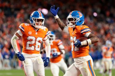 Kris Abrams-Draine celebra una intercepción durante el cuarto final a Sam Darnold.