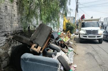 La acumulación de basura es uno de los riesgos que padecen los habitantes de la alcaldía Iztapalapa