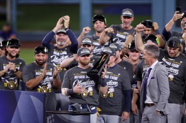 Jake Bauers recibe el premio de Jugador Más Valioso de la Serie de Campeonato de la Liga Nacional.