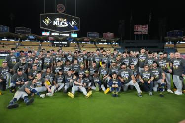 Los Milwaukee Brewers celebran en el césped del Dodger Stadium la conquista del segundo pase en la historia de la franquicia a una Serie Mundial.