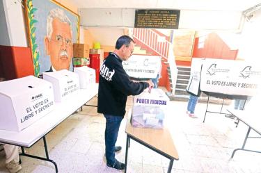 Un habitante de la CDMX ejerciendo su derecho al voto en las elecciones pasadas.