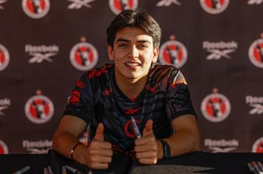 Gilberto Mora participó en una firma de autógrafos junto a otros cinco elementos